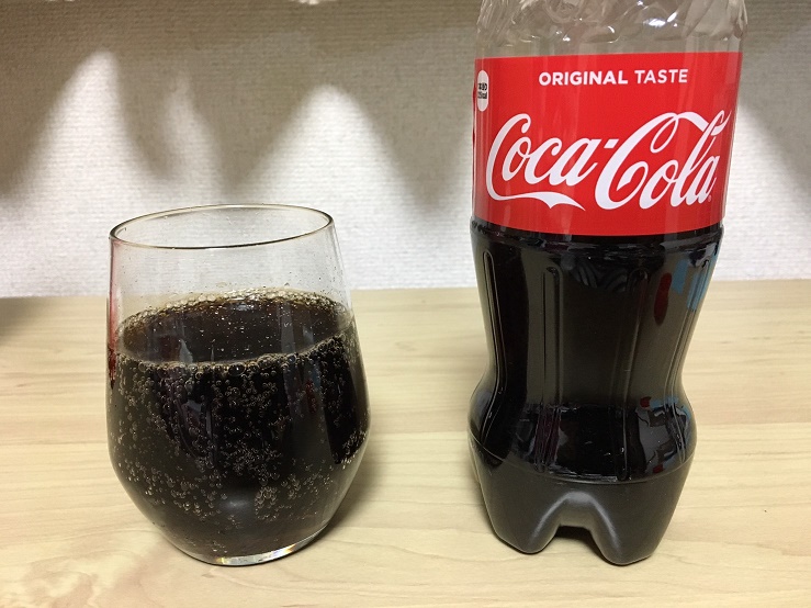 普通のコカコーラの液の色