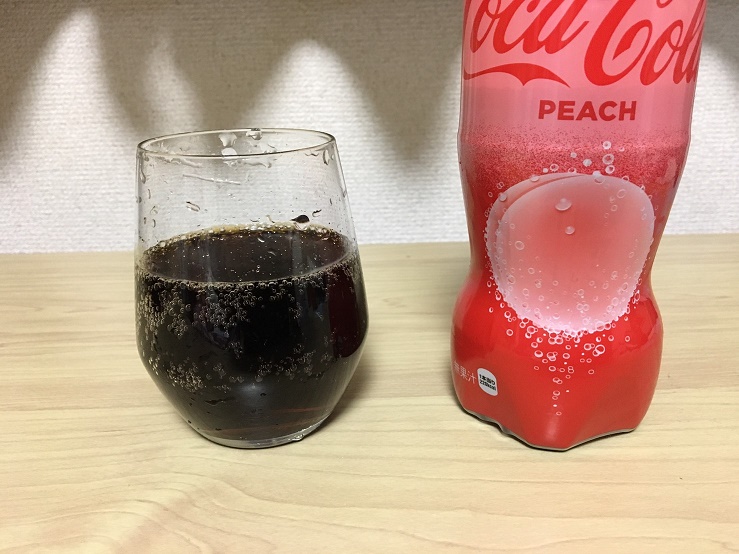 コカコーラのピーチ味の液の色