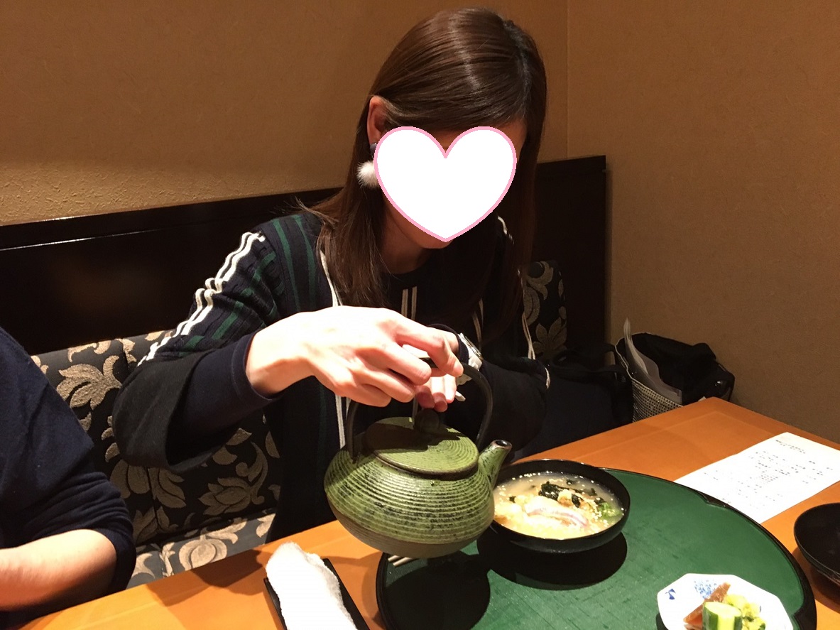 出汁をかけて鯛茶漬けをつくる妻