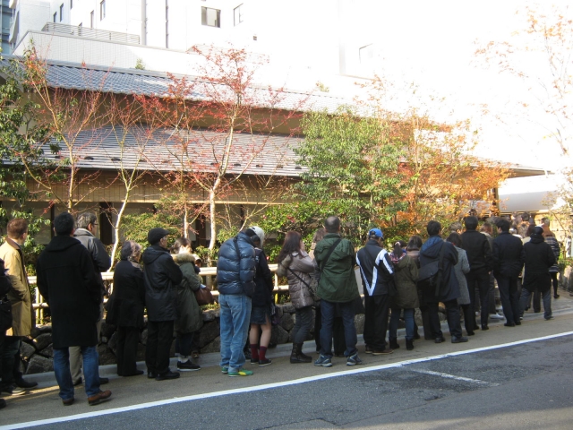 お店の前で待つ人たちの列